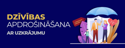 Tumši zils fons, divi pieauguši cilvēi un viens bērns, visi zem lietussarga. Uzraksts Dzīvības apdrošināšana ar uzkrājumu